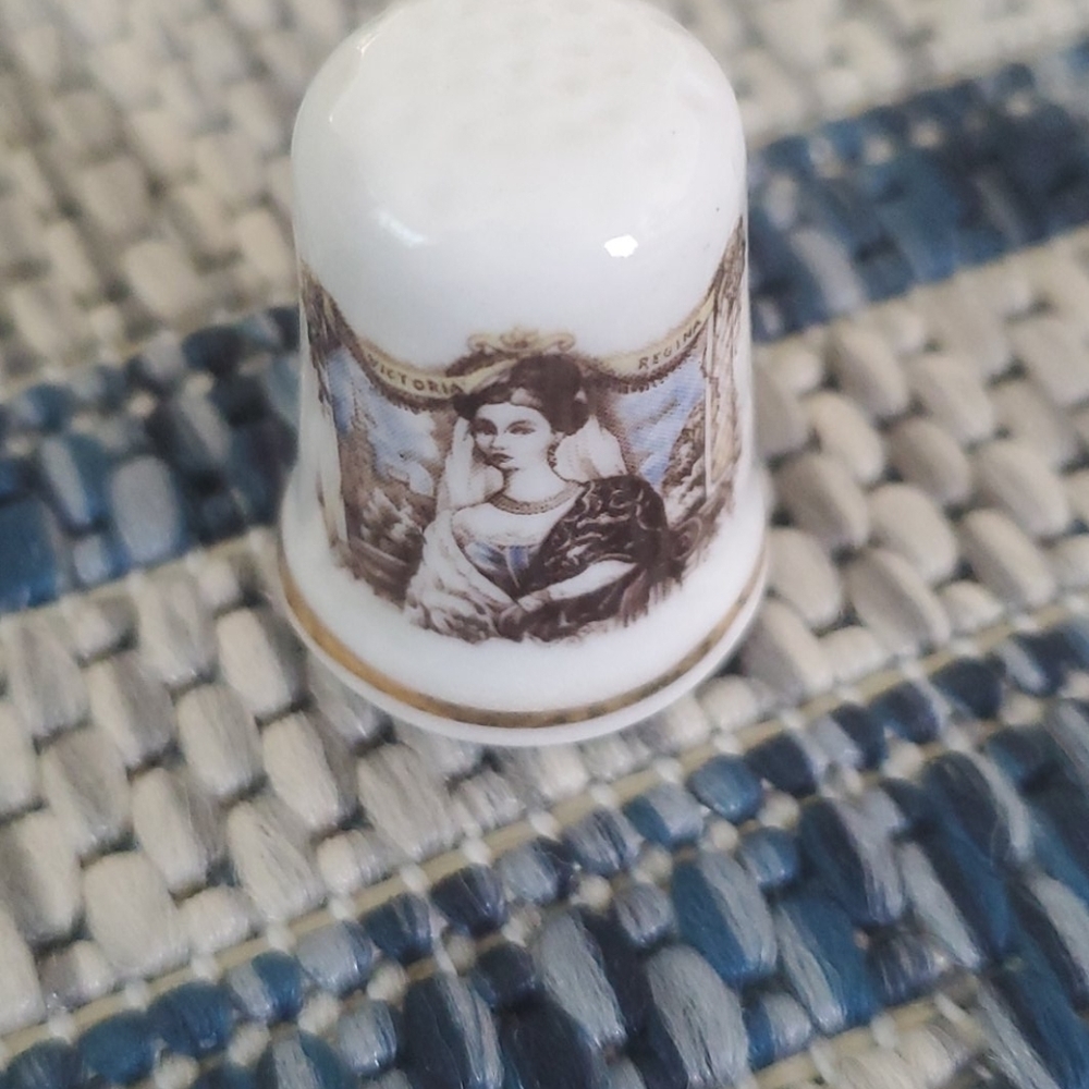 Fine Bone China Victoria Regina Thimble